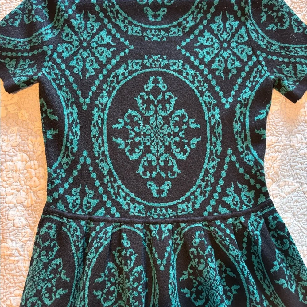 Romeo & Juliet Couture Black and Green Brocade Knit Dress - Picture 7 of 8